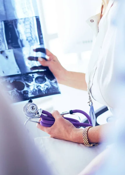 Orvos nézi egy röntgenkép a hivatalban — Stock Fotó