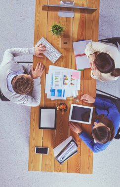 office toplantısında konuşurken mutlu iş adamları