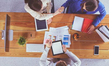 İş adamları ofiste tokalaşırken