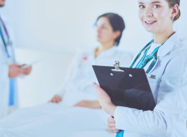 Doktor ya da hemşire hastanede hastayla konuşuyor.