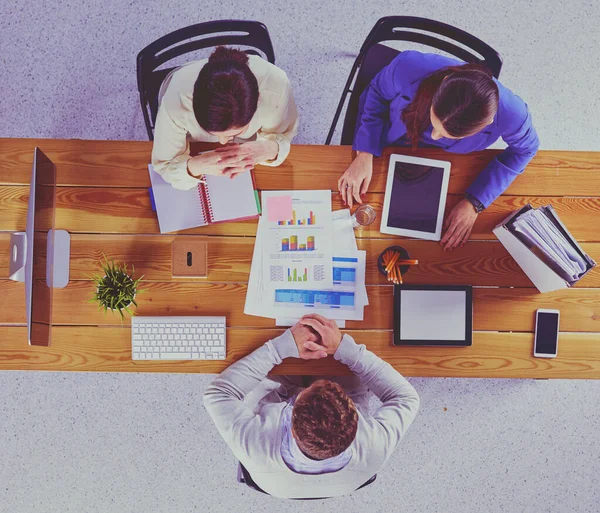 Zufriedene Geschäftsleute sprechen über Treffen im Büro — Stockfoto