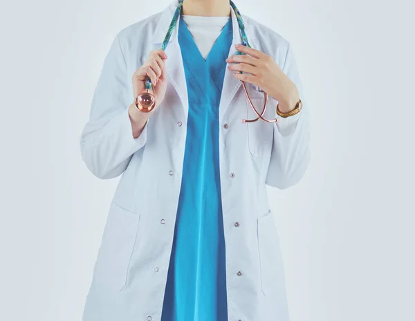 Médico sorridente mulher com estetoscópio. Isolado sobre fundo branco — Fotografia de Stock