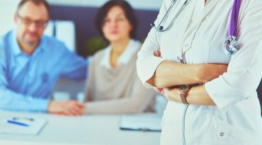 Steteskoplu gülümseyen tıp doktoru ve yaşlı çift