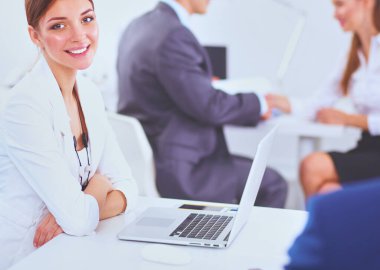 Güzel genç iş adamları arka planda tartışırken meslektaşları ile