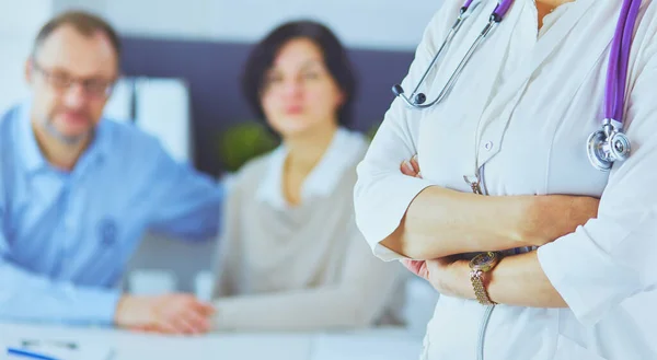 Smiling medical doctor with stethoscope and elderly couple — Stock Photo, Image