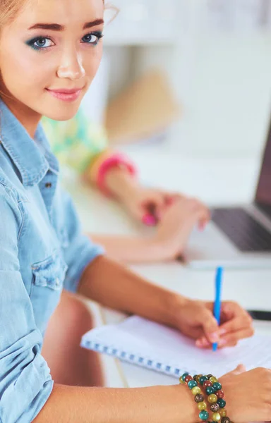 Kvinna som arbetar på kontor, sitter på skrivbordet — Stockfoto