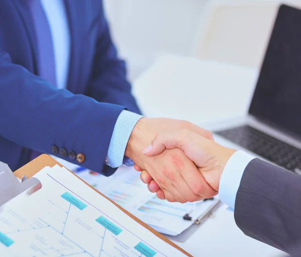 Gente de negocios dándose la mano, terminando una reunión — Foto de Stock