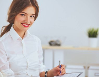 Ofiste çalışan genç bir kadının portresi.