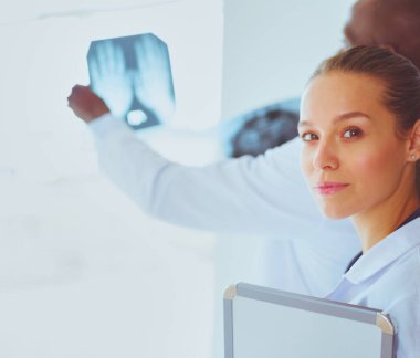 Doktorlar bir metastazdaki röntgeni analiz ediyorlar.