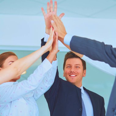 İş adamları kendi elleriyle birlikte bir daire içinde