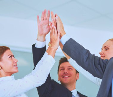 İş takım birlikte ofiste ayakta eller katılmadan