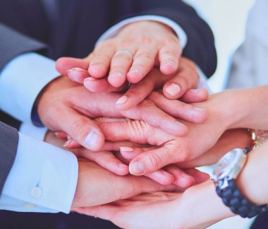 İş adamları kendi elleriyle birlikte bir daire içinde