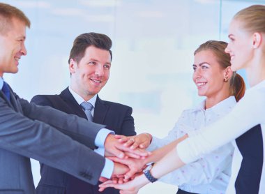 İş adamları kendi elleriyle birlikte bir daire içinde