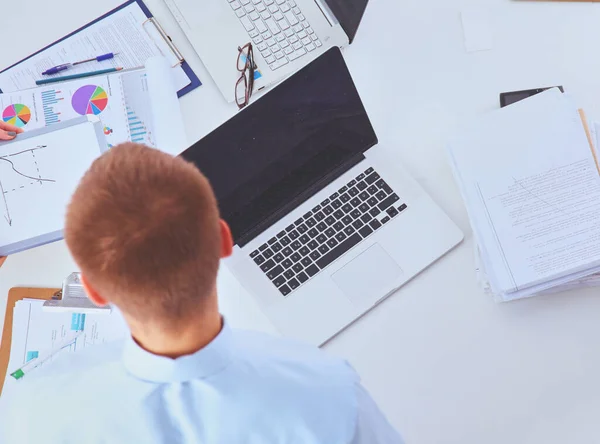 Zakenmensen zitten en discussiëren op zakelijke bijeenkomst, in functie — Stockfoto