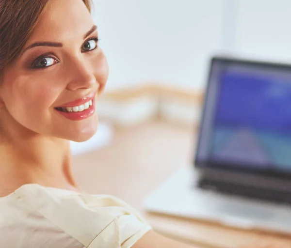 一台笔记本电脑上工作的美丽年轻的商界女士的画像 — 图库照片