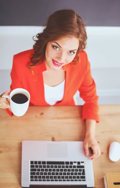 Belle femme assise au bureau, travaillant avec un ordinateur portable — Photo