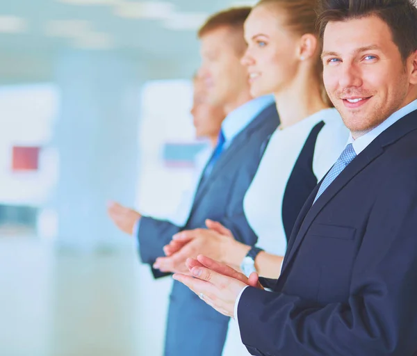 Gli uomini d'affari sorridenti applaudono una buona presentazione in ufficio — Foto Stock