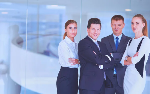 Sonriente equipo de negocios exitoso de pie en la oficina —  Fotos de Stock