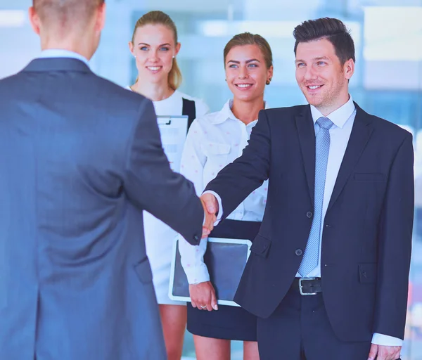 Dos hombres de negocios exitosos estrechándose la mano entre sí —  Fotos de Stock