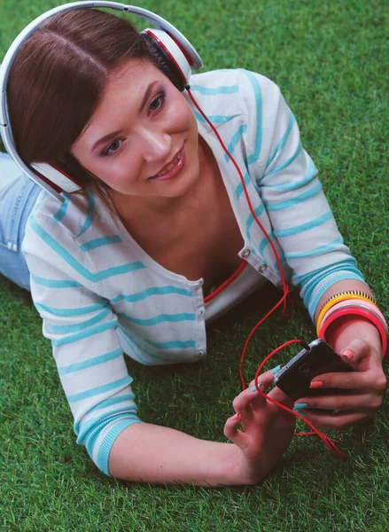 若い女性は緑の草の上に座っている。ポートレート若い女性 — ストック写真