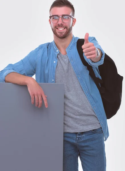 Portret van een lachende mannelijke student leeg bord te houden. Onderwijsaanbod. College student. — Stockfoto