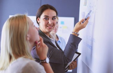 İş, eğitim ve ofis konsepti - yönetim kurulu ile iş ekibi bir şey tartışıyor