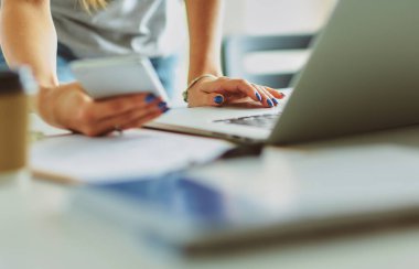 Cep telefonu Üniversitesi'nde kadın kullanımı