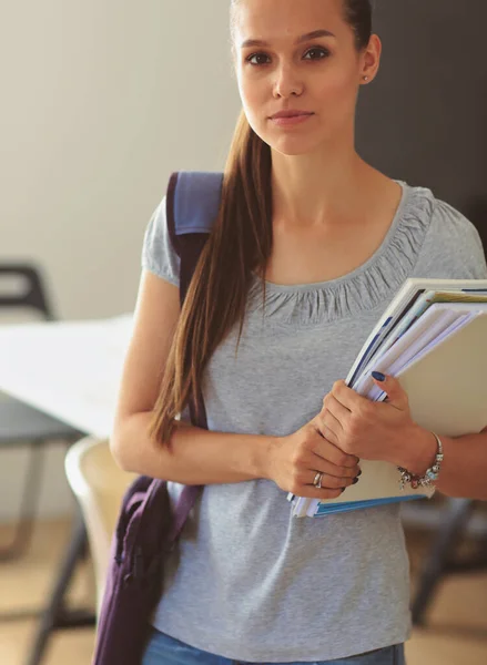 Portret van de jonge student vrouw met oefening boeken. Student vrouw — Stockfoto