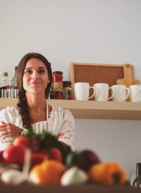 Mutfakta masada oturan genç bir kadın. Genç kadın.