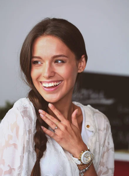 Young woman sitting a table in the kitchen. Young woman — Stock Photo, Image