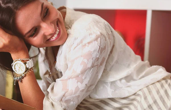 Jonge vrouw zit aan een tafel in de keuken. Jonge vrouw — Stockfoto