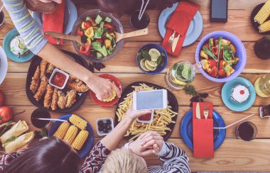 Üstten Görünüm grup yemek yiyorsunuz tahta masada otururken insan