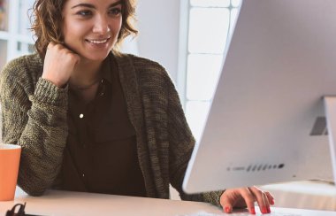 Çevrimiçi eğitim hizmetini kullanan güzel, gülümseyen kız öğrenci