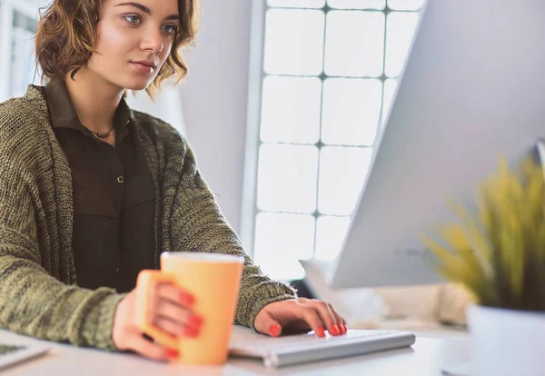 Diák tanul és tanul online egy laptop egy íróasztal otthon — Stock Fotó