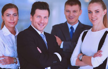 Başarılı iş takım ayakta Office gülümseyen