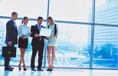 Başarılı iş takım ayakta Office gülümseyen