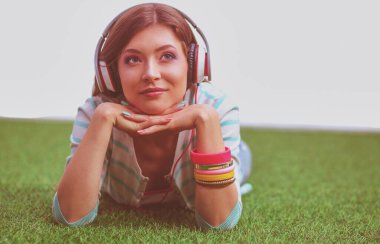 Mutfakta masada oturan genç bir kadın. Genç kadın.