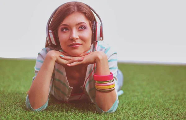 Mutfakta masada oturan genç bir kadın. Genç kadın.