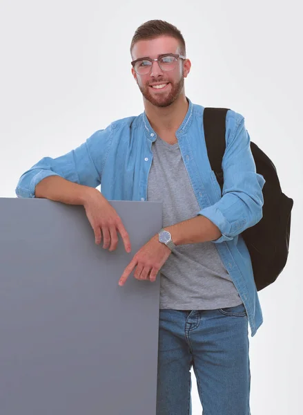 Портрет улыбающегося студента с пустой доской. Образовательные возможности. Студент . — стоковое фото