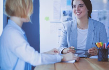 Masada kitaplarla çalışan gençler. Güzel kadınlar ve erkekler birlikte çalışıyor..