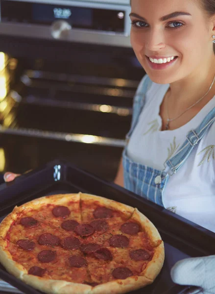 Mutlu genç bayan evde pizza pişiriyor. — Stok fotoğraf