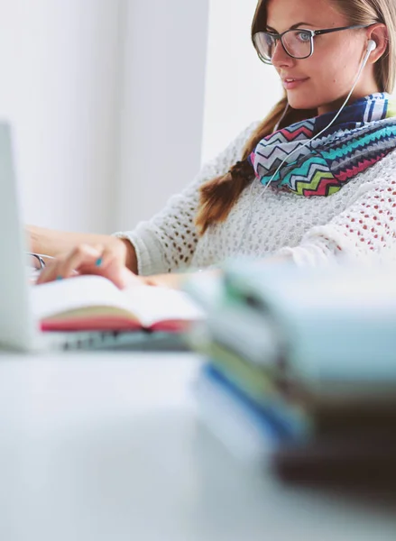 Handynutzung von Frauen an der Universität. Student. Universität — Stockfoto