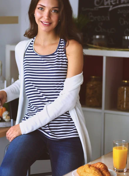 Porträtt av en vacker kvinna som håller glas med välsmakande juice — Stockfoto