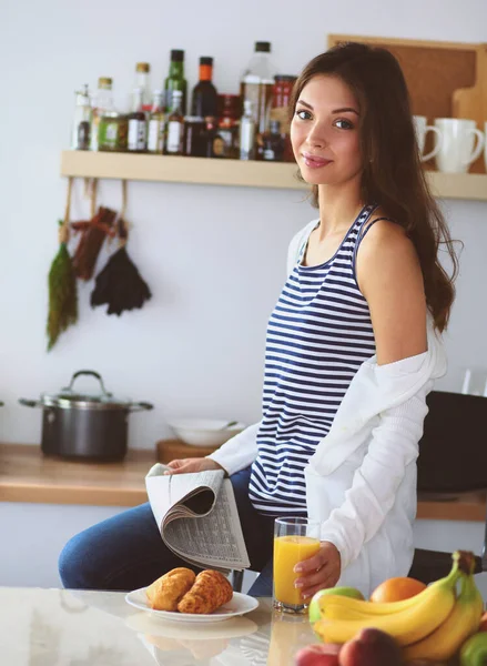Potret seorang wanita cantik memegang kaca dengan jus lezat — Stok Foto