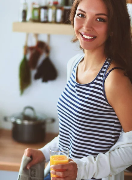 Retrato de una bonita mujer sosteniendo un vaso con sabroso jugo — Foto de Stock