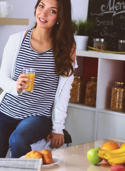 Portret pięknej kobiety trzymającej szklankę ze smacznym sokiem — Zdjęcie stockowe