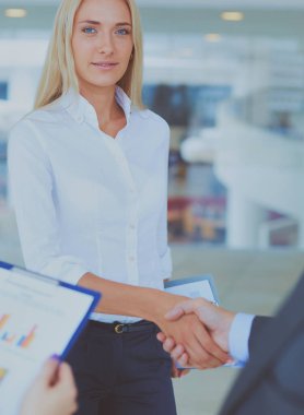 İki başarılı iş adamı birbiriyle tokalaşıyor.