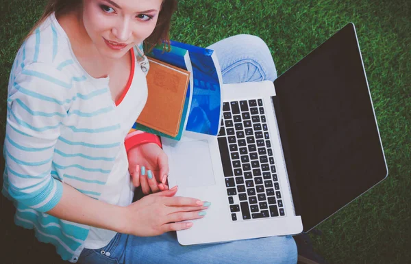 Giovane donna con computer portatile seduto su erba verde. Portreit giovane donna — Foto Stock