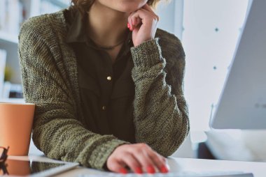 Çevrimiçi eğitim hizmetini kullanan güzel, gülümseyen kız öğrenci