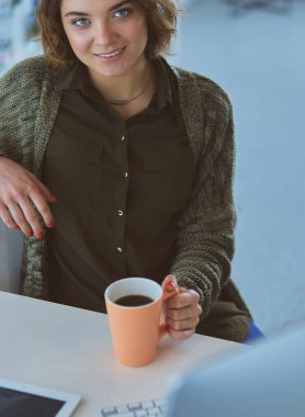 Çevrimiçi eğitim hizmetini kullanan güzel, gülümseyen kız öğrenci